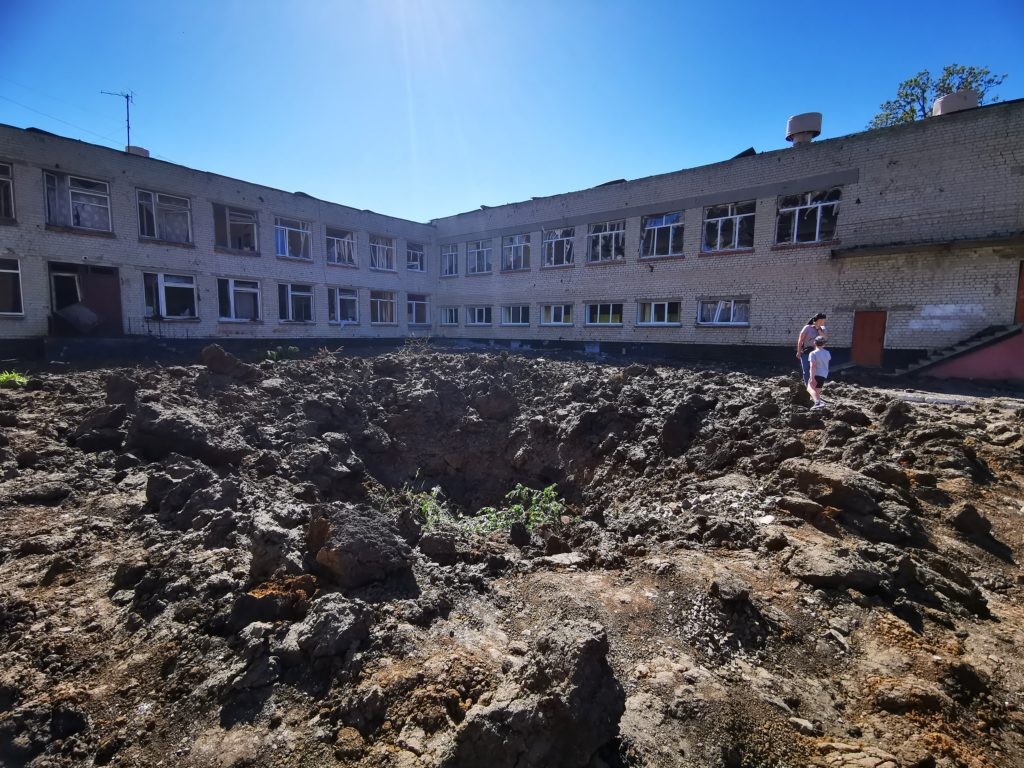 Civils autour d'un trou laissé par un missile dans la région de Kharkiv. Crédits : Oblast de Kharkiv